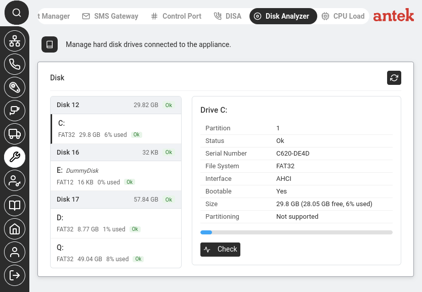 Disk Analyzer — disk list on the left, selected drive detail and usage bar on the right.